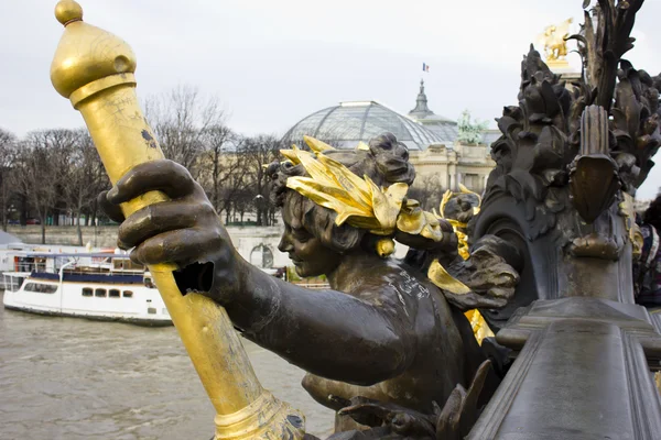 Heykeli Paris'te köprü alexandre III — Stok fotoğraf