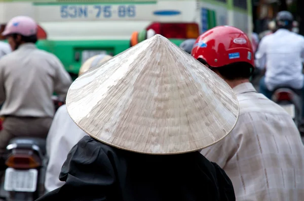Vrouw met een traditionele vietnamese conische hoed, ho chi minh city — Stockfoto