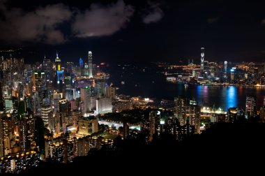 Geceleyin Hong Kong şehir manzarası