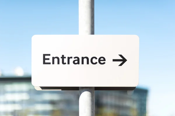 Entrance sign with direction arrow — Stock Photo, Image