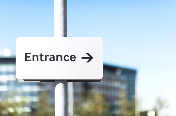 "Entrance this way" metal sign — Stock Photo, Image