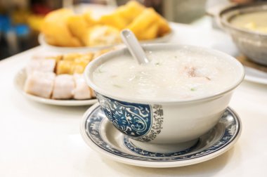 Klasik hong kong congee yerel kafede görev yaptı.