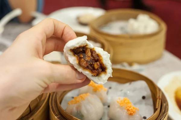Cha siu bao grillad fläsk bulle på hong kong dim sum restaurang — Stockfoto