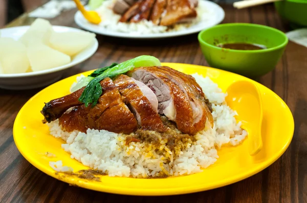 Pato asado con arroz en un restaurante local de Hong Kong — Foto de Stock