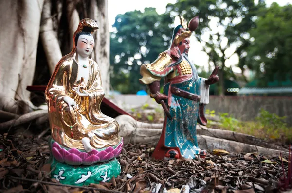 Standbeelden van populaire chinese goden guanyin en guan yu, hong kong — Stockfoto