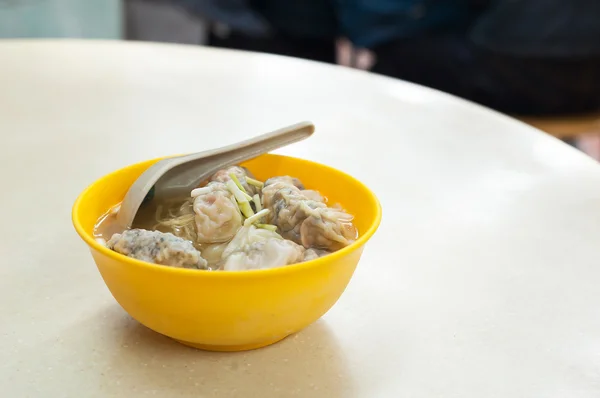 Shrimp wonton soup served in a traditional Hong Kong cafe — Stock Photo, Image