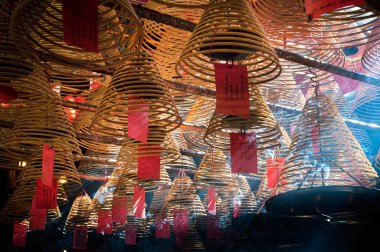Bobinler tütsü ve duman içinde man mo temple, hollywood road, hong kong