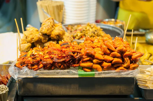 Cumi-cumi panggang dan usus babi - makanan jalanan khas Hong Kong — Stok Foto