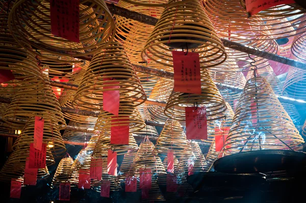 Wierook spoelen en rook binnen man mo-tempel, hollywood road, hong kong — Zdjęcie stockowe