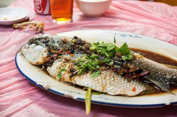 Peixe cozido no vapor em feijão preto e molho de soja no restaurante de Hong Kong Imagens Royalty-Free