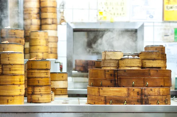 Vapores de dim sum apilados en un restaurante de Hong Kong Fotos de stock libres de derechos