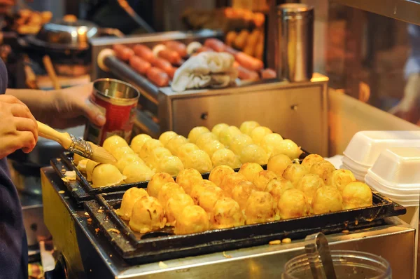 Ιαπωνικά χταποδοκεφτέδες στο hong kong street πρόχειρων γευμάτων Εικόνα Αρχείου