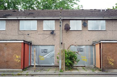 terk edilmiş teraslı konut Metal panjurlar, salford, İngiltere