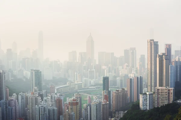 Luftforurensningen henger over Happy Valley-distriktet på Hong Kong Island – stockfoto