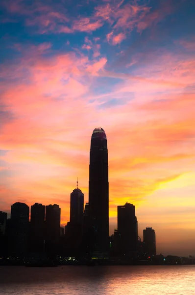 IFC skyscraper in silhouette against a colourful evening sky, Hong Kong — Stock Photo, Image