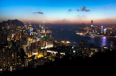 gün batımında hong kong Adası ve victoria Limanı manzarasına