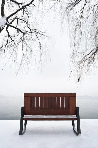 Banco vazio na neve, West Lake, Hangzhou — Fotografia de Stock