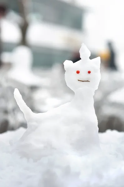 Pequena escultura de neve na forma de um gato — Fotografia de Stock