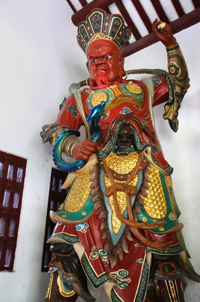 Буддийская статуя хранителя в китайском храме — стоковое фото