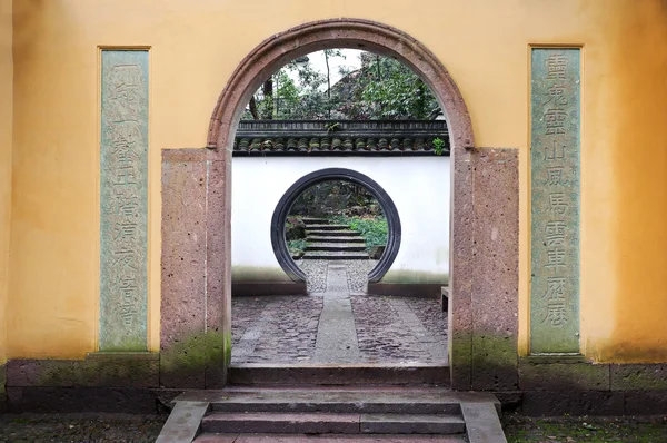 Chinese rounded archway on Beishan Hill, Hangzhou, China — Stock Photo, Image