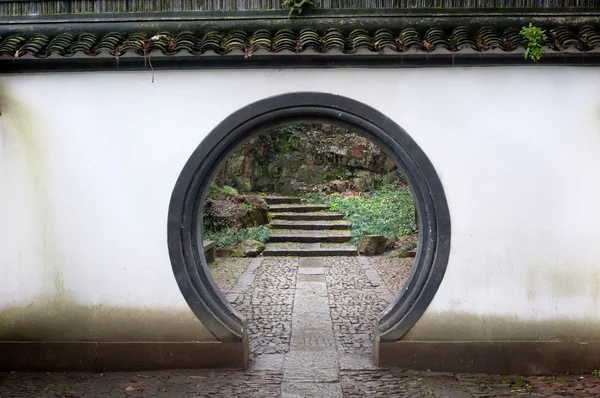 Traditionele chinese afgeronde deuropening op beishan hill, hangzhou, china — Stockfoto