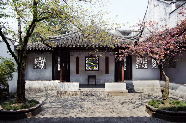 Silla de mimbre abandonada en el distrito de Pingjiang de Suzhou, China — Foto de Stock