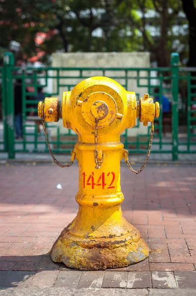Yellow fire hydrant on a Hong Kong street — Stock Photo, Image