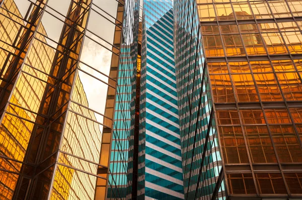 Gespiegelde office gebouw buitenkant, hong kong — Stockfoto