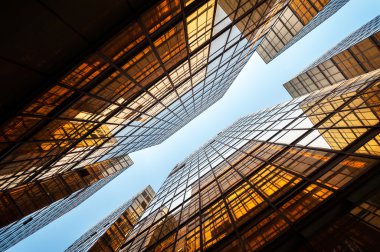 yukarı doğru hong kong ofis binaları ışığı yansıtan vurdu