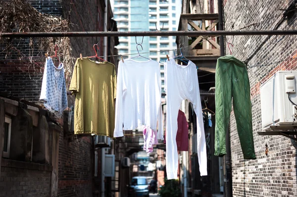 Lavagem pendurada em um antigo bairro de Xangai — Fotografia de Stock