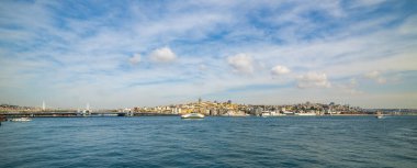 İSTANBUL, Turkey. İstanbul Boğazı 'nın panoramik manzarası. Galata Kulesi ve Galata Köprüsü.