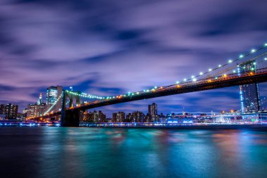 Manhattan panoramik gökyüzü gece Brooklyn Köprüsü ile birlikte. New York City, ABD. Manhattan 'da ofis binaları ve gökdelenler (Manhattan şehir merkezi))
