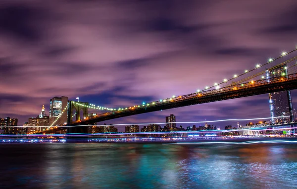 Manhattan panoramik gökyüzü gece Brooklyn Köprüsü ile birlikte. New York City, ABD. Manhattan 'da ofis binaları ve gökdelenler (Manhattan şehir merkezi))