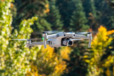 İSTANBUL, TURKEY - 11 Ekim 2021: DJI Air 2S İHA 'sı yeşil arka planda uçuyor.