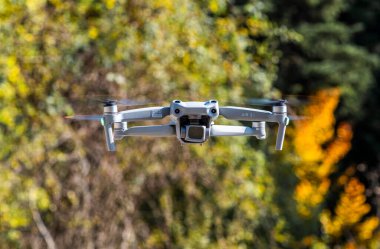 İSTANBUL, TURKEY - 11 Ekim 2021: DJI Air 2S İHA 'sı yeşil arka planda uçuyor.