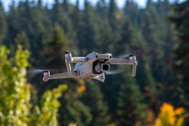 İSTANBUL, TURKEY - 11 Ekim 2021: DJI Air 2S İHA 'sı yeşil arka planda uçuyor.