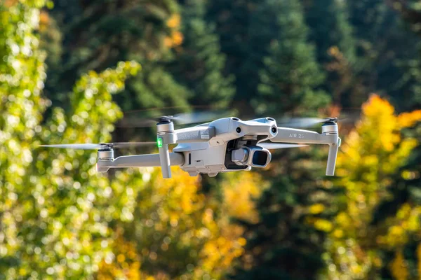 İSTANBUL, TURKEY - 11 Ekim 2021: DJI Air 2S İHA 'sı yeşil arka planda uçuyor.