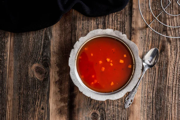 Sup Tomat Piring Tembaga Sup Yang Disajikan Atas Meja Kayu — Stok Foto
