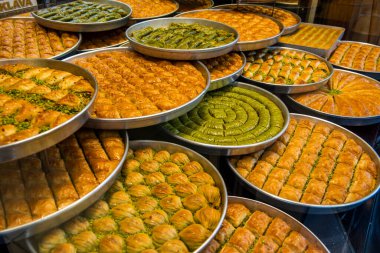 Tatlı dükkanında baklava çeşitleri. Tepside Türk baklavası. Gaziantep, Türkiye 'den geleneksel Baklava. Fıstıklı Baklava.