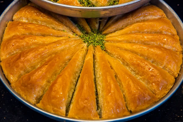 盘子里的胡萝卜片 土耳其语 Havuc Dilim Baklava 土耳其Gaziantep的传统Baklava 有开心果的面包片 — 图库照片