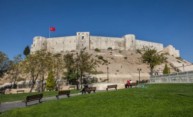 Mavi gökyüzü ile GAZIANTEP Şatosu (GAZIANTEP KALESI). Gaziantep, Türkiye