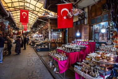 GAZIANTEP, TURKEY - 24 Ekim 2021: Gaziantep Bakır Çarşısı (Türkçe: Bekir Carsisi). El yapımı bakır ürünler ve alışveriş merkezi. Tarihi Bakır Ustası Alışveriş Merkezi.