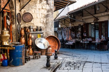 GAZIANTEP, TURKEY - 24 Ekim 2021: Gaziantep Bakır Çarşısı (Türkçe: Bekir Carsisi). El yapımı bakır ürünler ve alışveriş merkezi. Tarihi Bakır Ustası Alışveriş Merkezi.