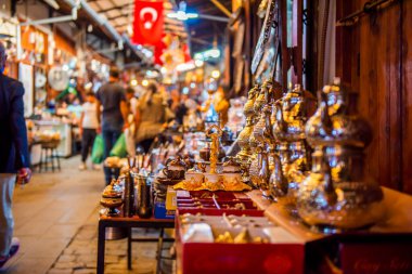 GAZIANTEP, TURKEY - 24 Ekim 2021: Gaziantep Bakır Çarşısı (Türkçe: Bekir Carsisi). El yapımı bakır ürünler ve alışveriş merkezi. Tarihi Bakır Ustası Alışveriş Merkezi.