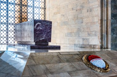 ANKARA, TURKEY - 3 Eylül 2020: Anitkabir 'deki Atatürk Anıtmezarı. Ankara, Türkiye. Anitkabir 'in içi. Mustafa Kemal Atatürk Türkiye Cumhuriyeti 'nin ilk cumhurbaşkanı.