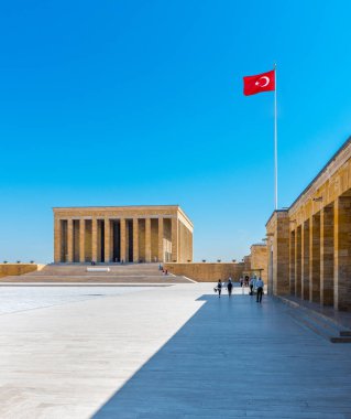 Güzel mavi gökyüzü olan AnITKABIR manzarası. Anitkabir, Mustafa Kemal Atatürk 'ün mozolesidir. Ankara, Türkiye