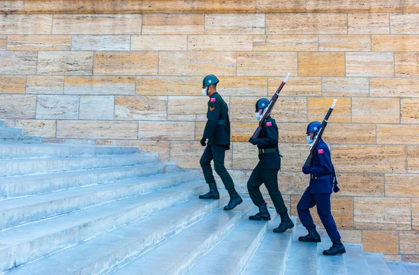 アンカラ トルコ 2020年9月3日 トルコ兵士がアンティカビルの衛兵交代のために歩く Anitkabirはムスタファ ケマル アタチュルクの霊廟である トルコのアンカラ — ストック写真