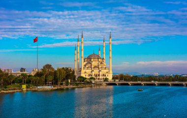 Adana 'daki Sabancı Merkez Camisi (Türkçe: Sabancı Merkez Cami) ve Seyhan Nehri. Türkiye 'nin mavi gökyüzüne sahip en büyük camii.