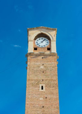 BUYUK SAAT KULESI (Türkçe: Büyük Saat Kulesi) ADANA, TURKEY 'de bulunan tarihi saat kulesidir.. 