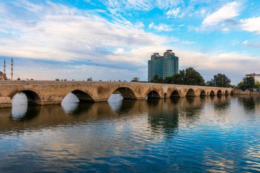 Adana 'daki TASKOPRU, TURKEY. Seyhan Nehri üzerindeki tarihi taş köprü. (İngilizce: Taş Köprü)